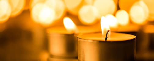 Mehrere Teelichter brennen