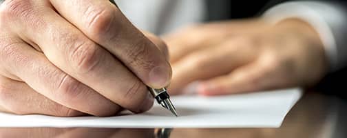 Mann schreibt auf Papier