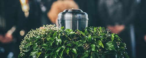 Metallurne in einem Blumenkranz