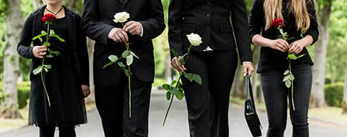 4 Personen laufen mit Rose in der Hand