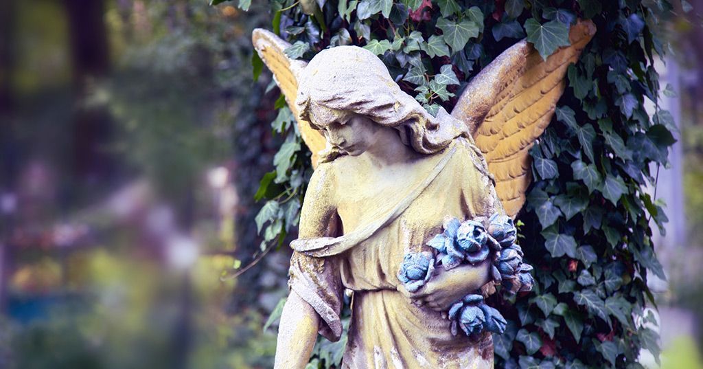 Engel aus Stein auf Friedhof