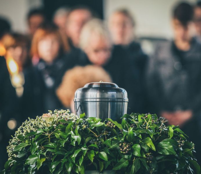 Metallurne auf Blumenkranz während Trauerfeier