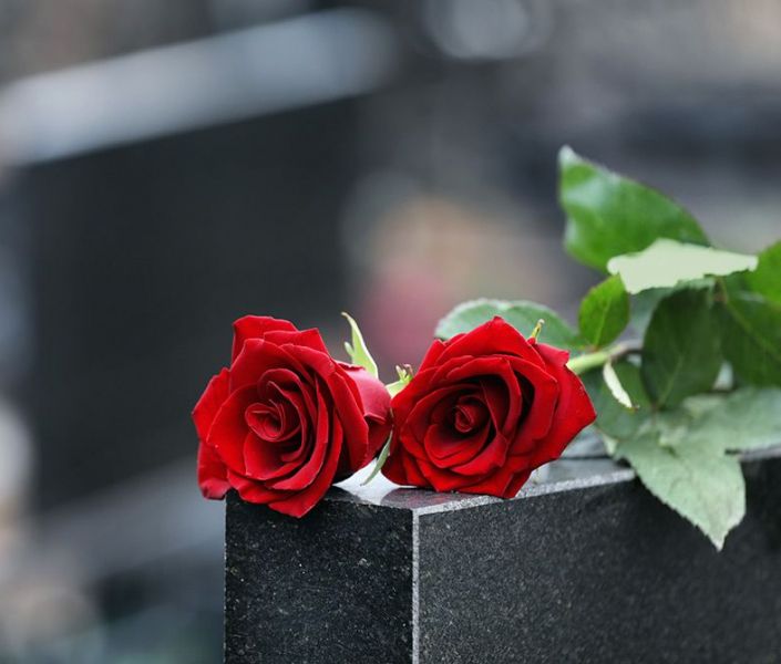 Zwei Rosen auf Grabstein