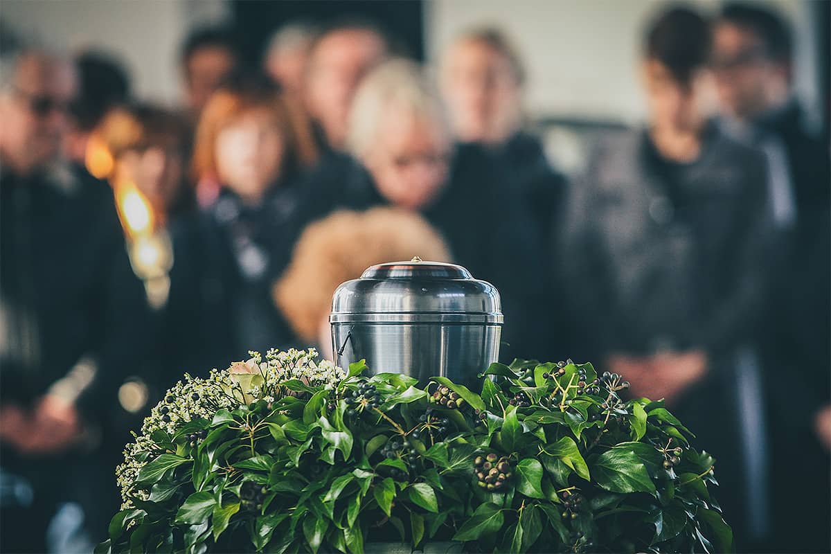 Metallurne auf einem Blumenkranz